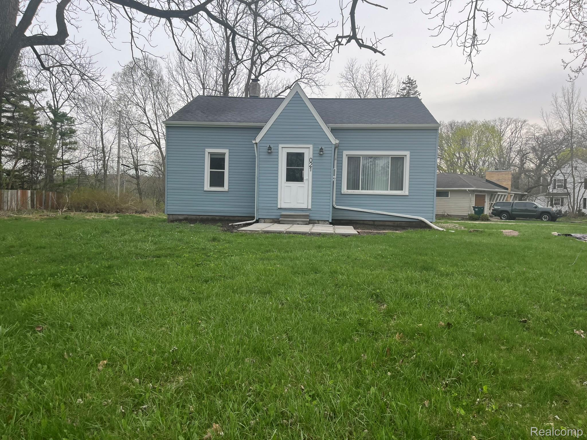 Bungalow with a front yard and front patio.