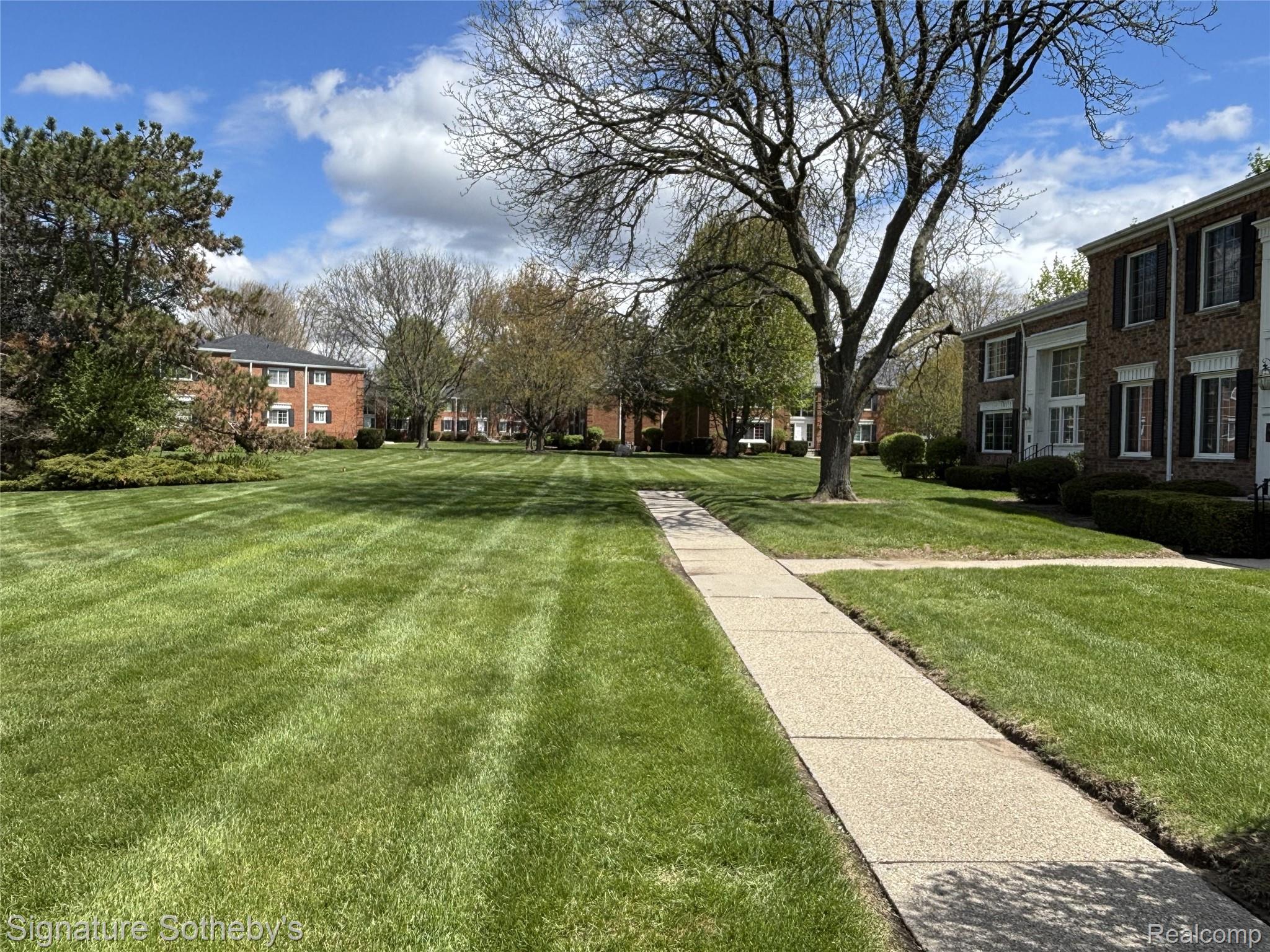 689 E Fox Hills Drive 65