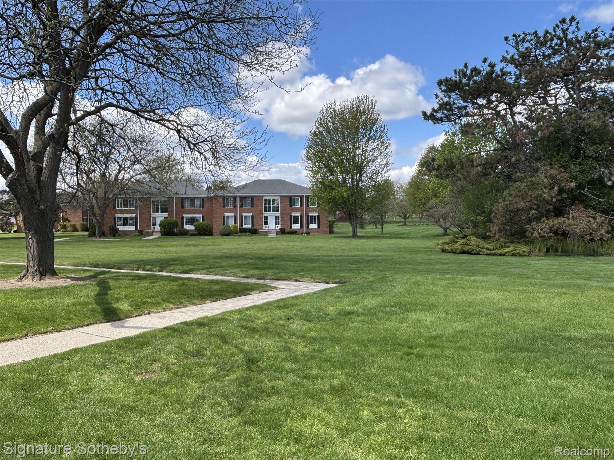 689 E Fox Hills Drive 65