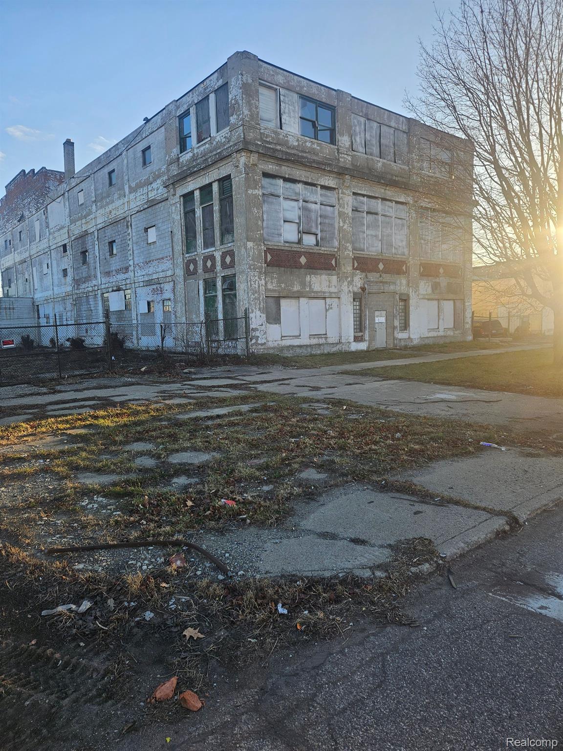 1625 E GRAND Boulevard