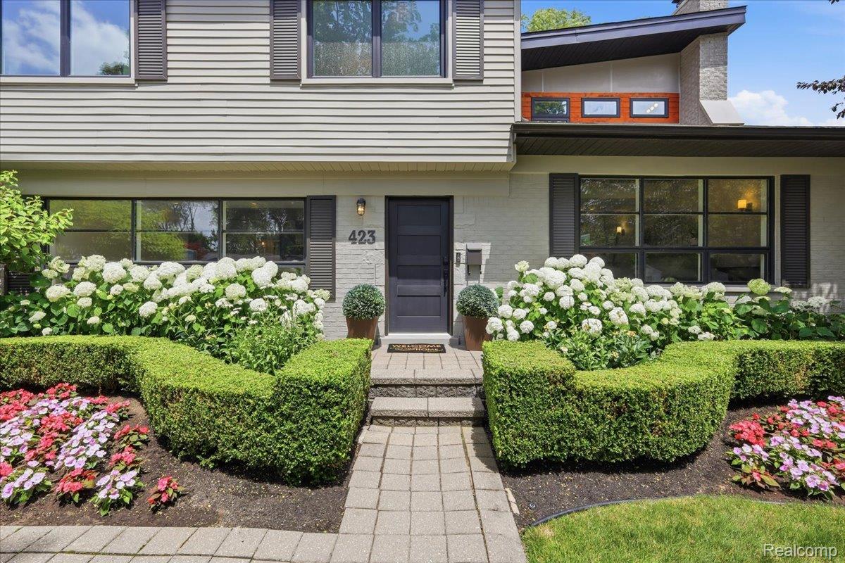 423 S Cranbrook Cross Road
