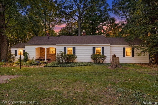 16007 OAK DR, LIVONIA, MI 48154 - Image e33cb1f211b34b4b7982b83ca4dc4eff/2627437551