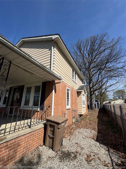 Tiny photo for 256 W Chicago Avenue, Pontiac City, MI 48340 (MLS # 20261026136)