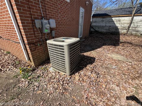 Tiny photo for 256 W Chicago Avenue, Pontiac City, MI 48340 (MLS # 20261026136)