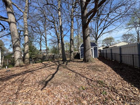 Tiny photo for 256 W Chicago Avenue, Pontiac City, MI 48340 (MLS # 20261026136)