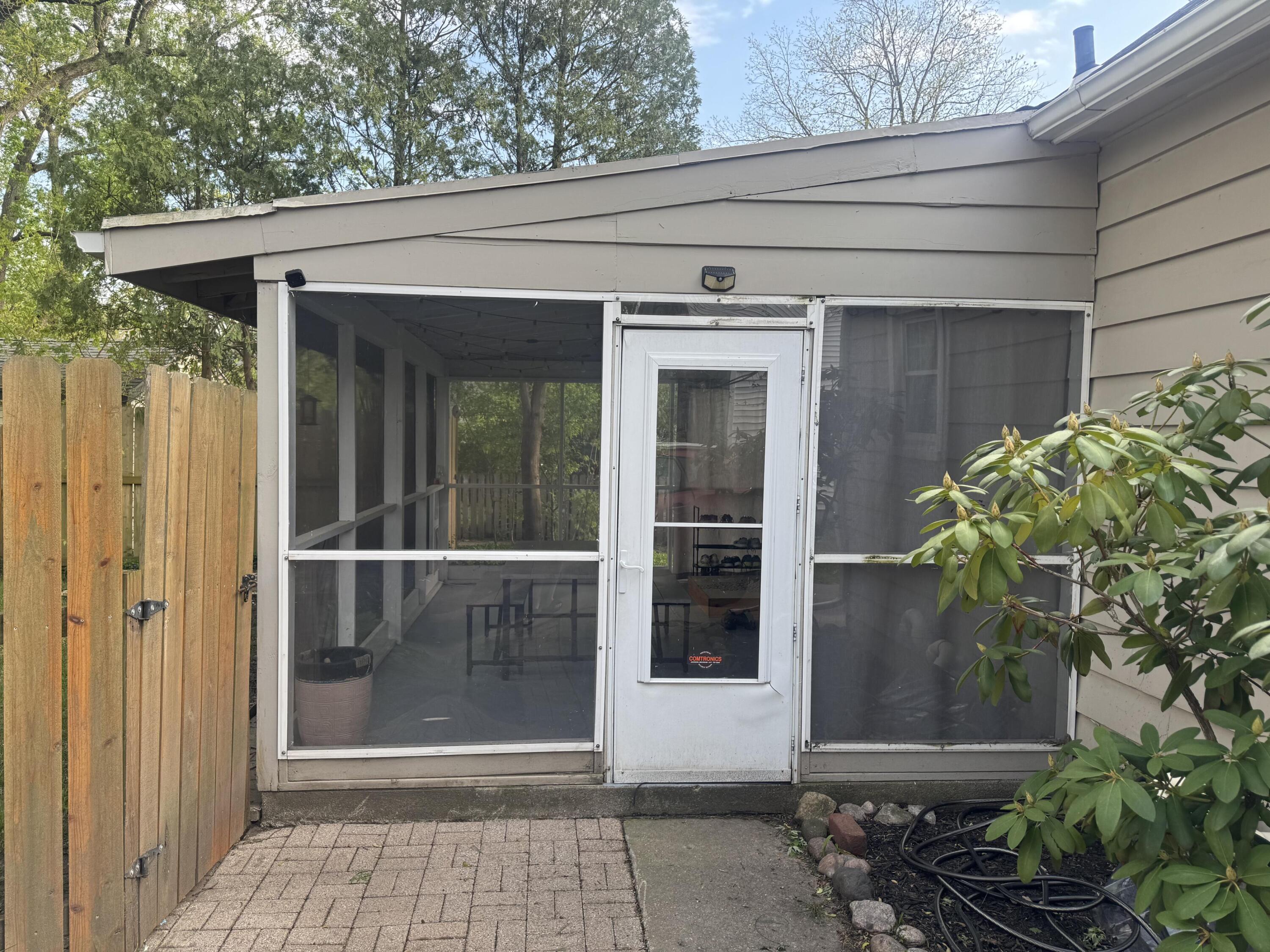 3821 Oakridge Drive