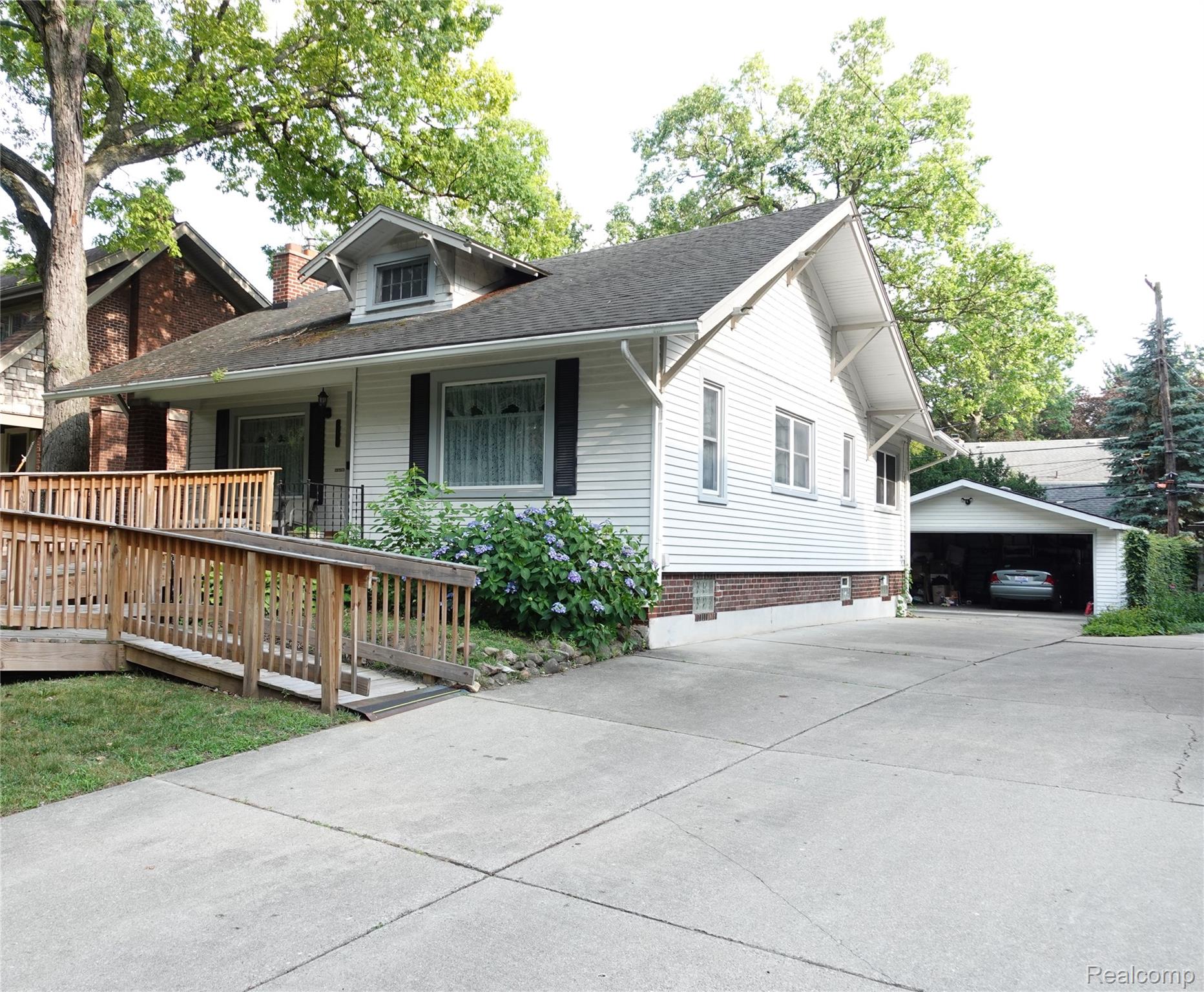 341 W Oakridge Street W