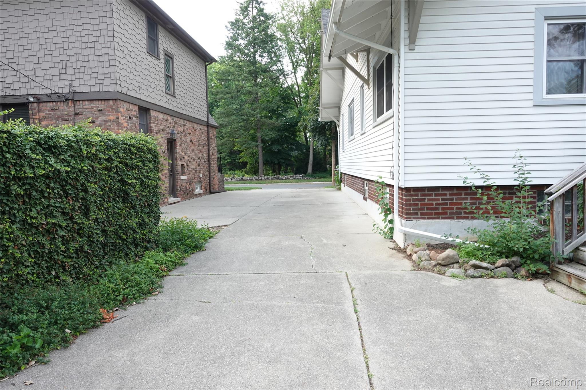 341 W Oakridge Street W