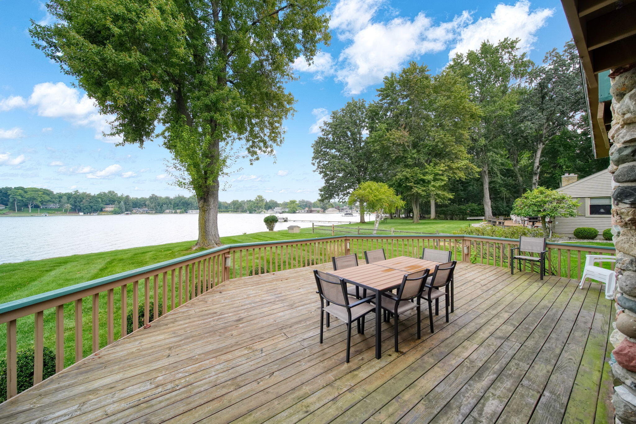 5056 Lakeshore Drive