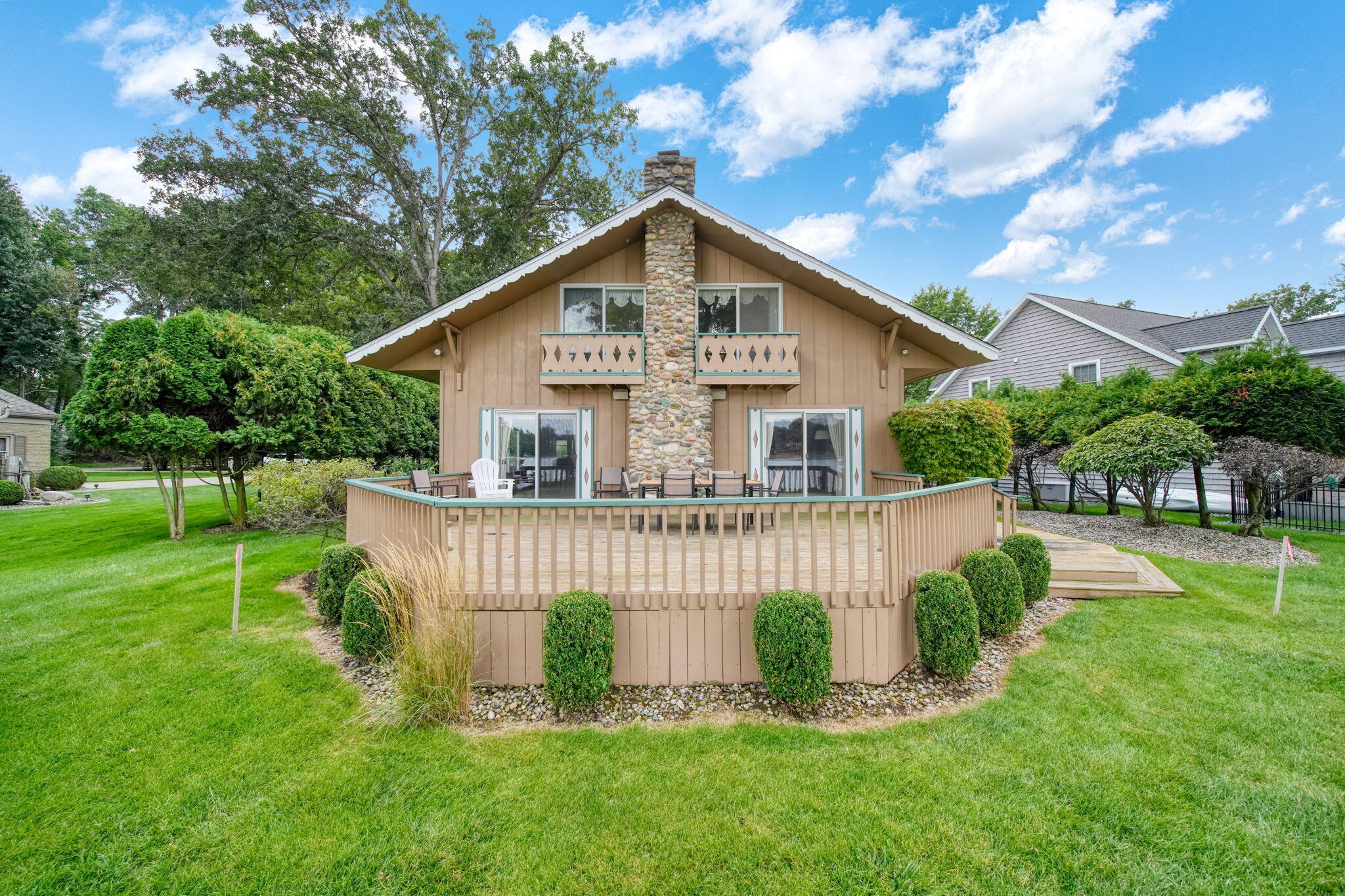 5056 Lakeshore Drive