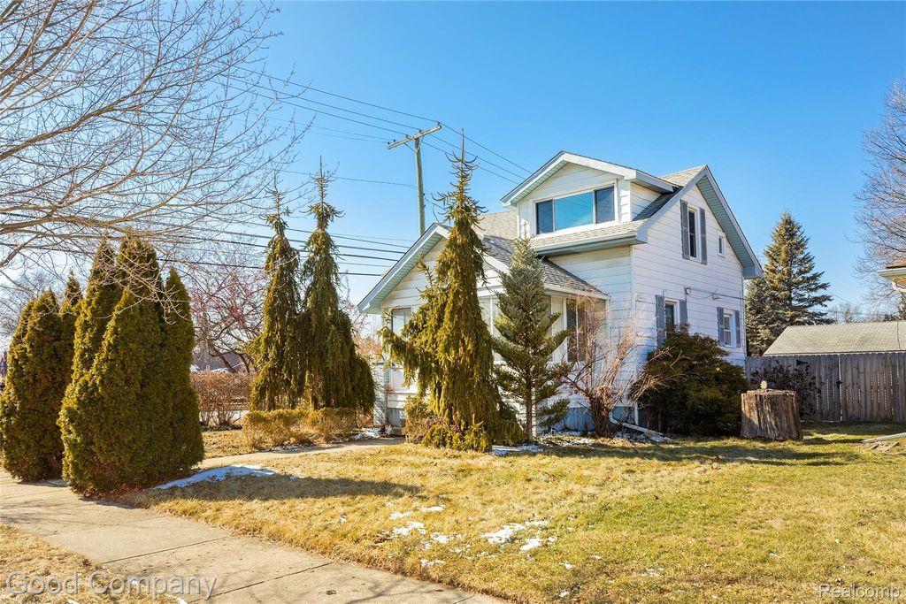 Photo of 834 W Houstonia Avenue, Royal Oak City, MI 48073 (MLS # 20261013564)