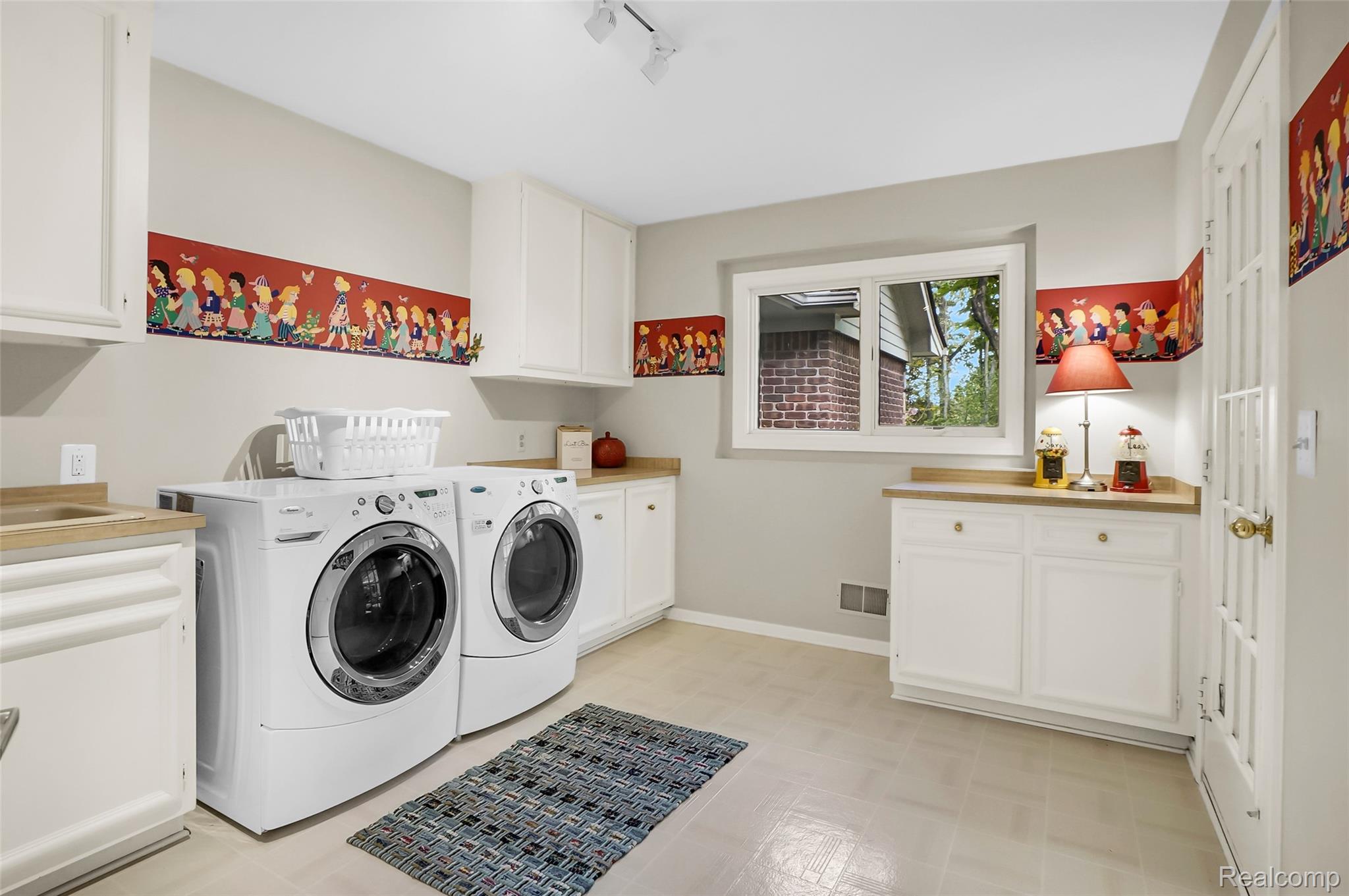 Rochester City, Michigan 48306, United States, 4 Bedrooms Bedrooms, ,3 BathroomsBathrooms,Residential,Coming Soon,224360