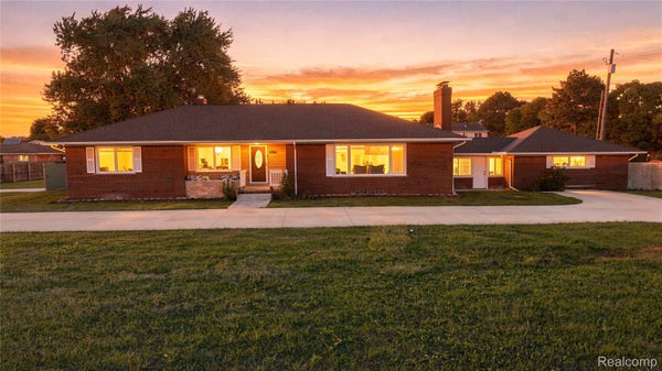 5353 18 MILE RD, STERLING HEIGHTS, MI 48314 - Image e479dee28c486a775bd4b4e42065796b/2808680083