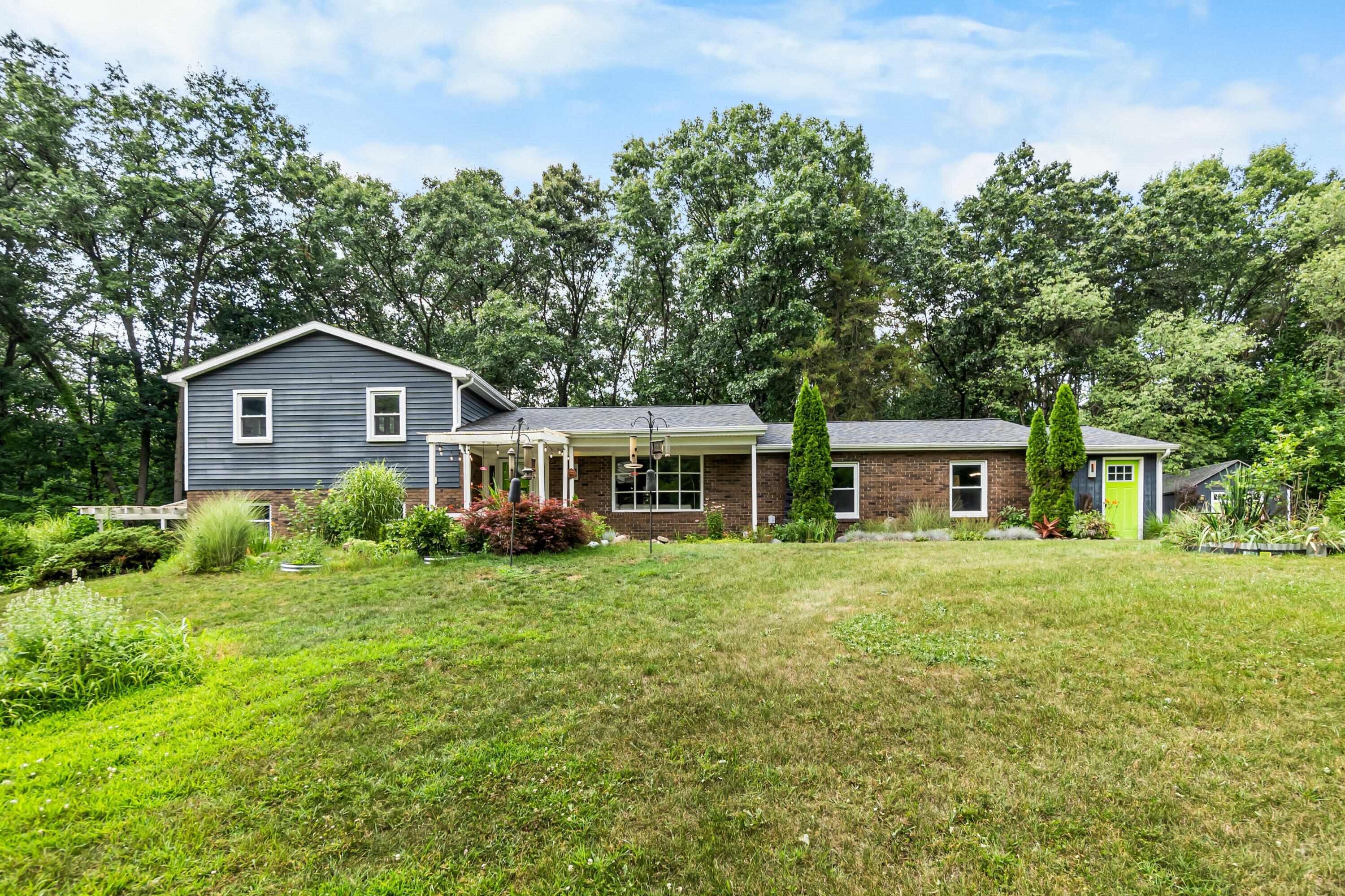 3950 Queen Oaks Drive