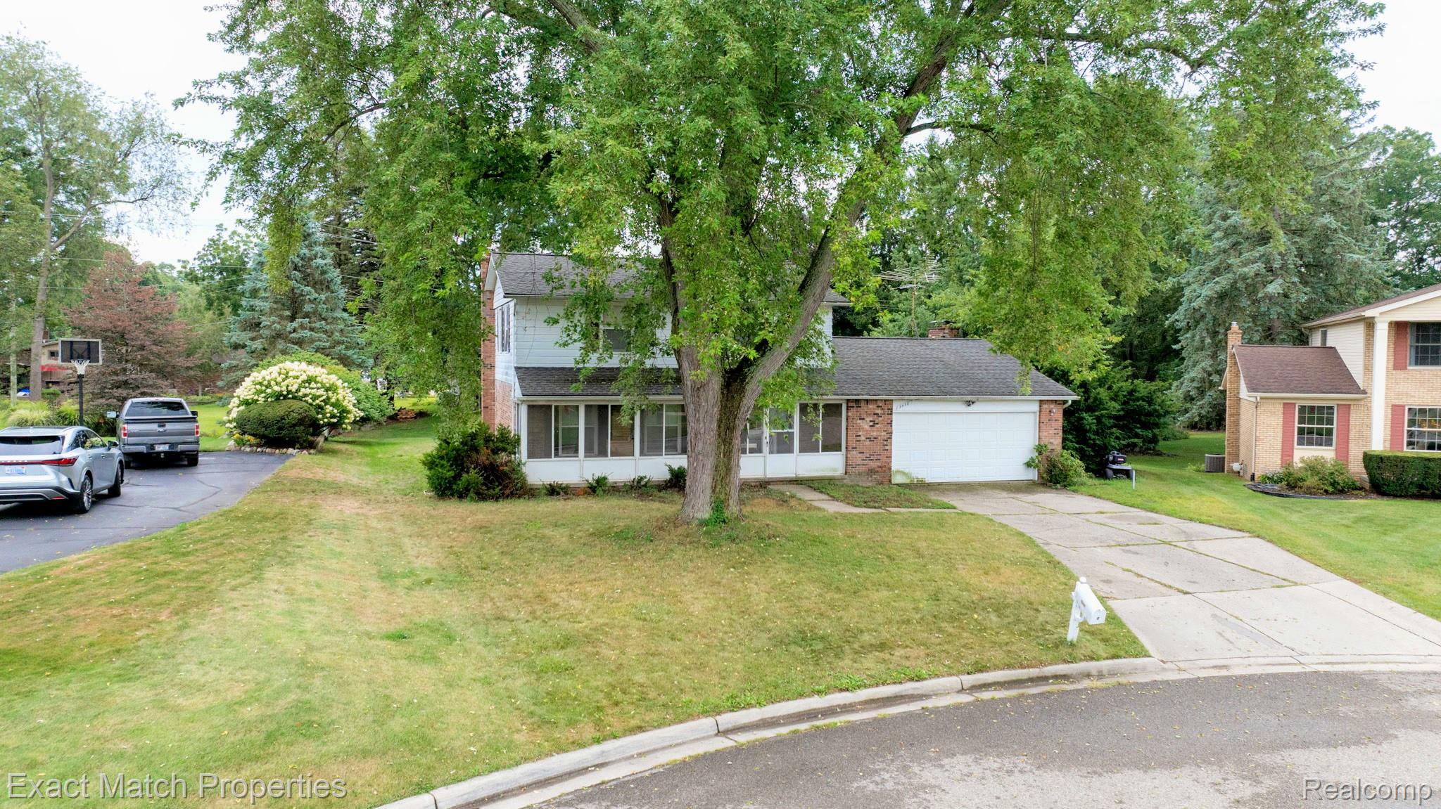 9438 W Shady Grove Court
