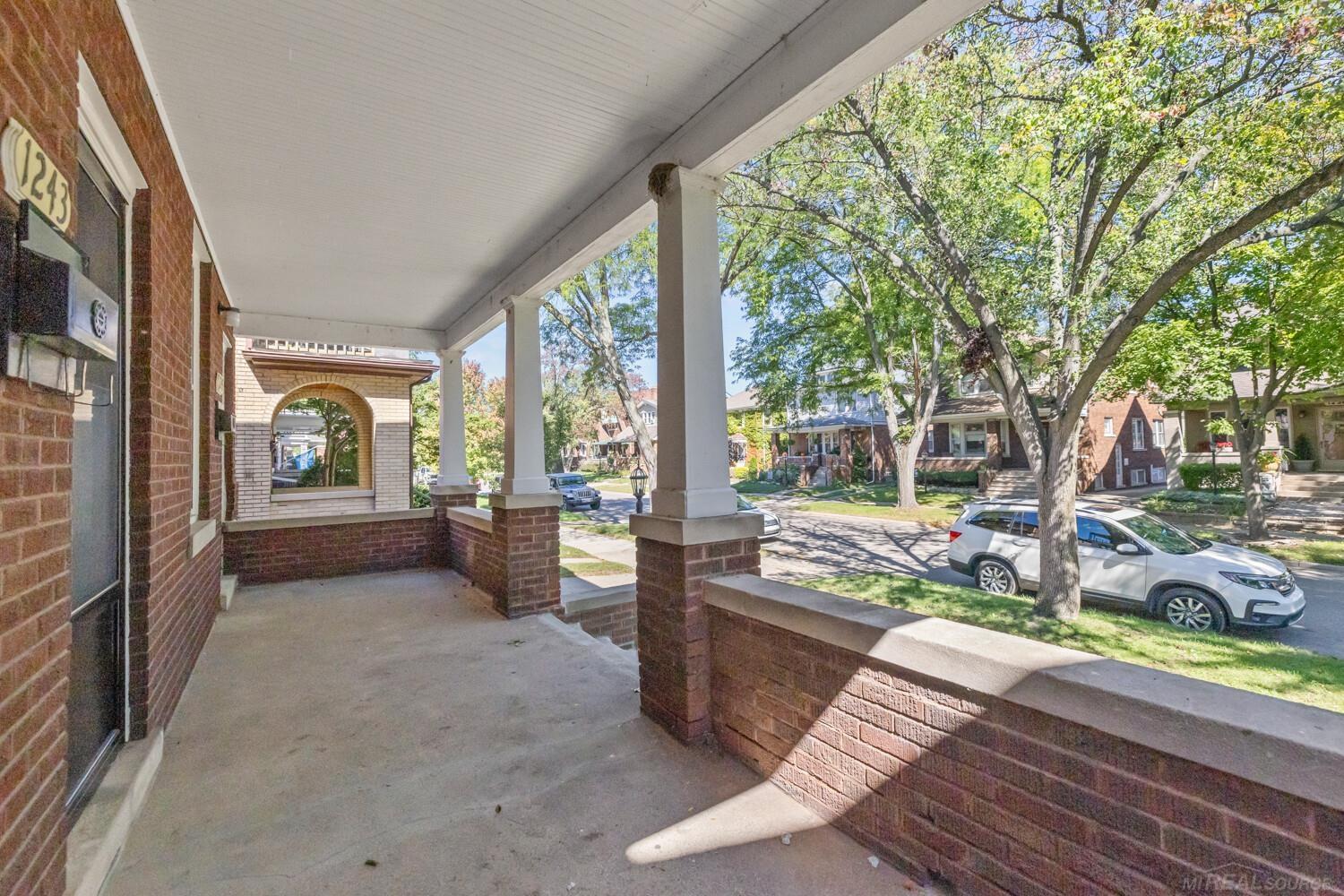1243 Lakepointe Street