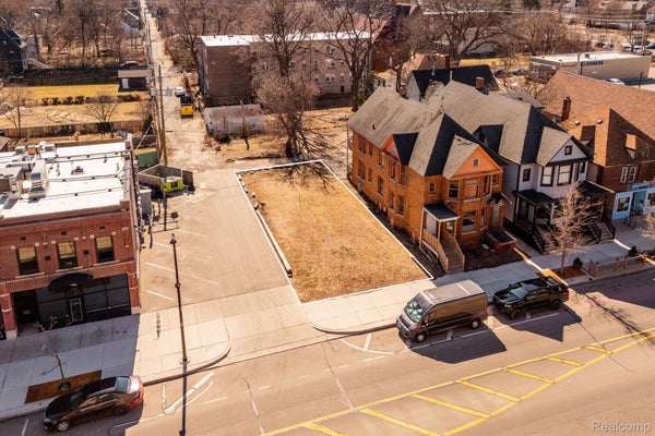 8026 KERCHEVAL ST, DETROIT, MI 48214 - Image e50bcffc07f60d8f8b0215561cb06a3e/3350914597