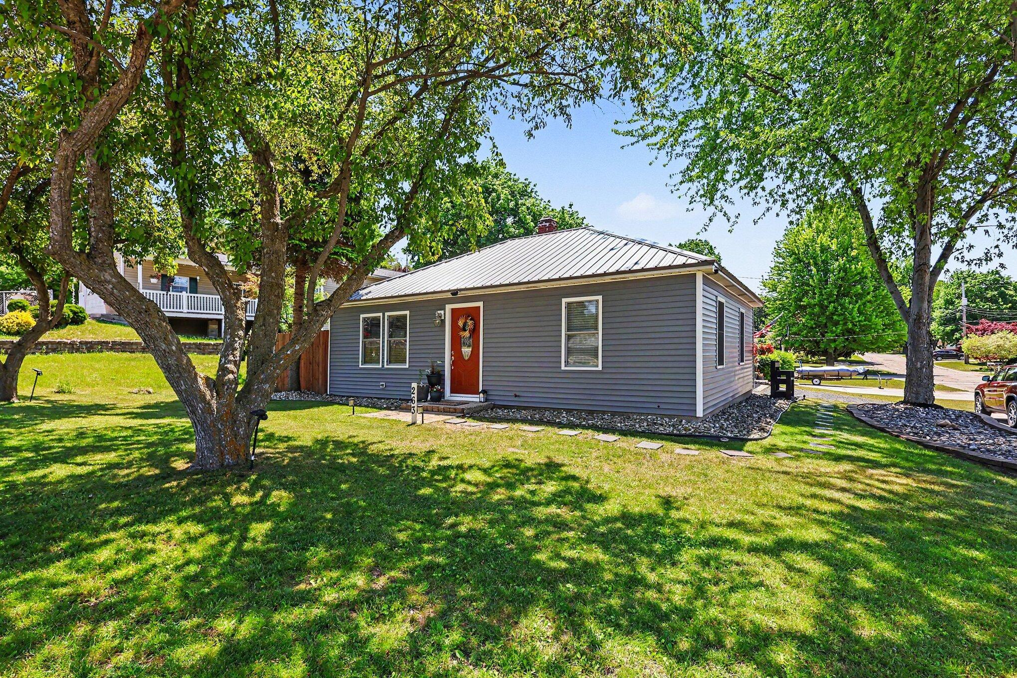 263 E 6th