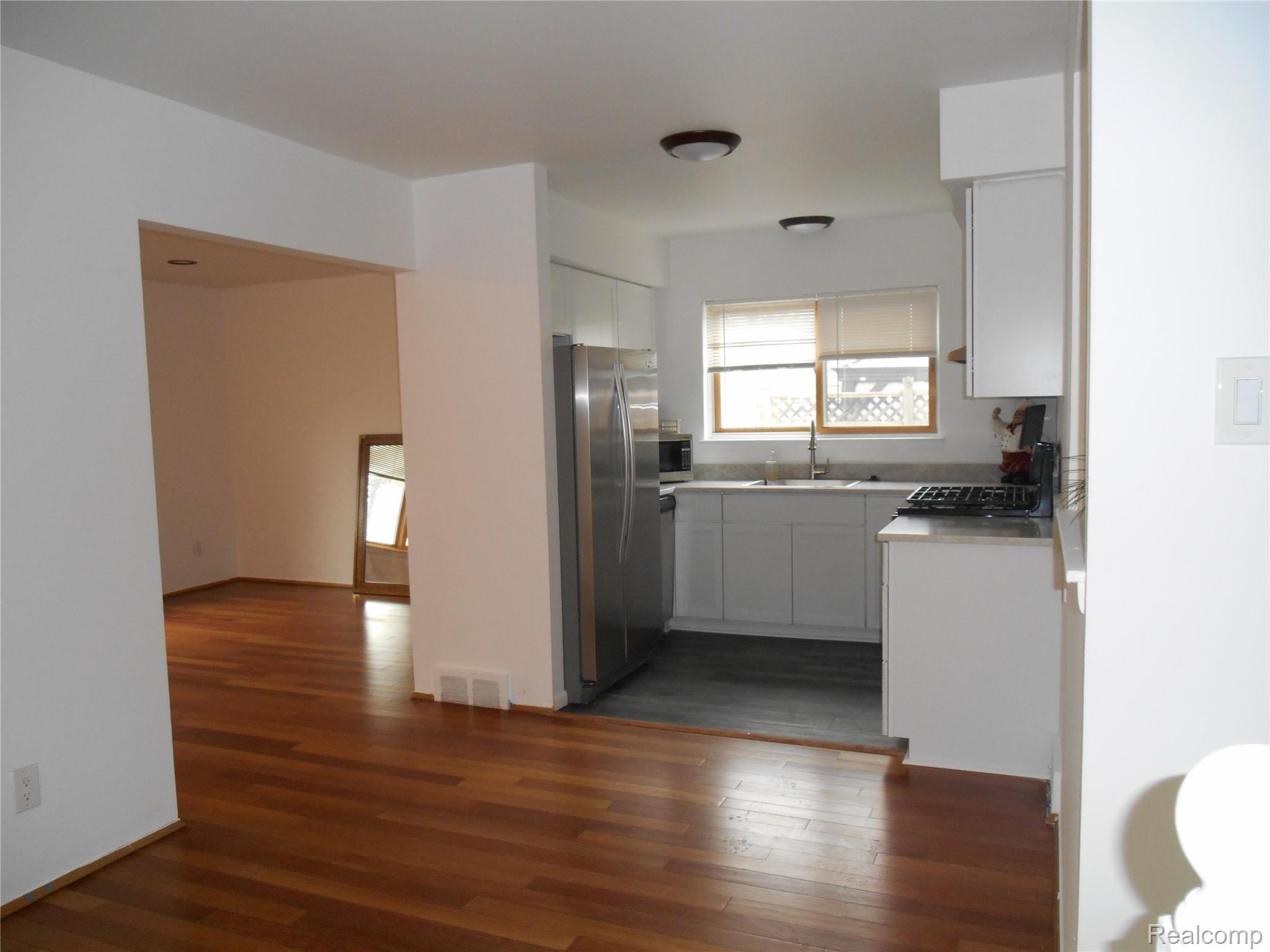 1440 W ELMWOOD Avenue