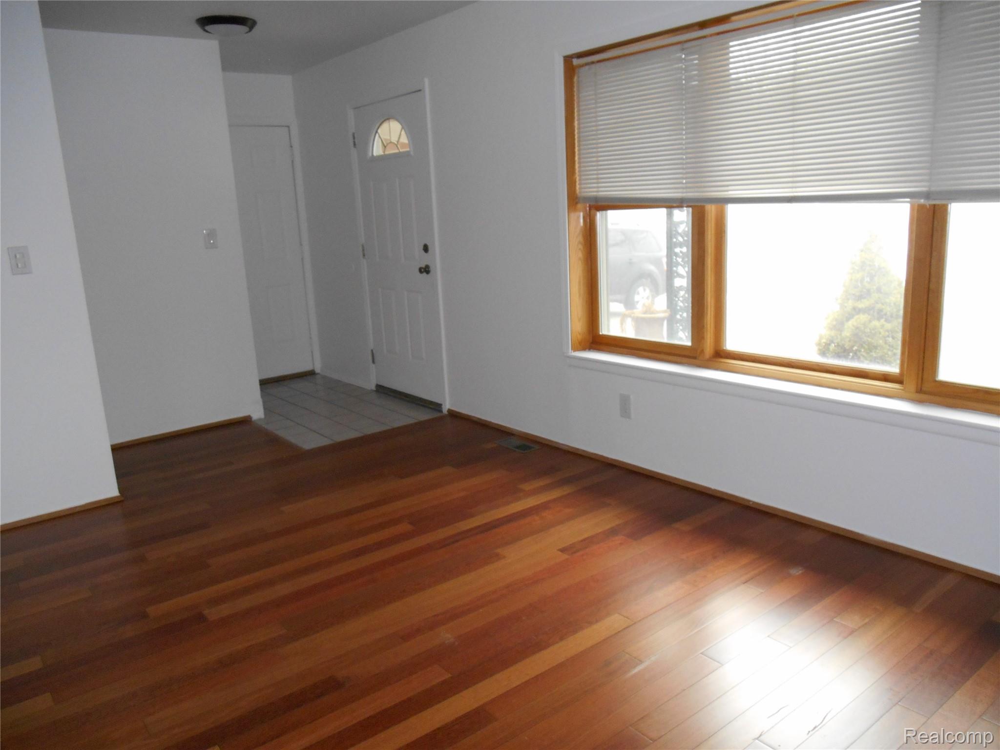 1440 W ELMWOOD Avenue