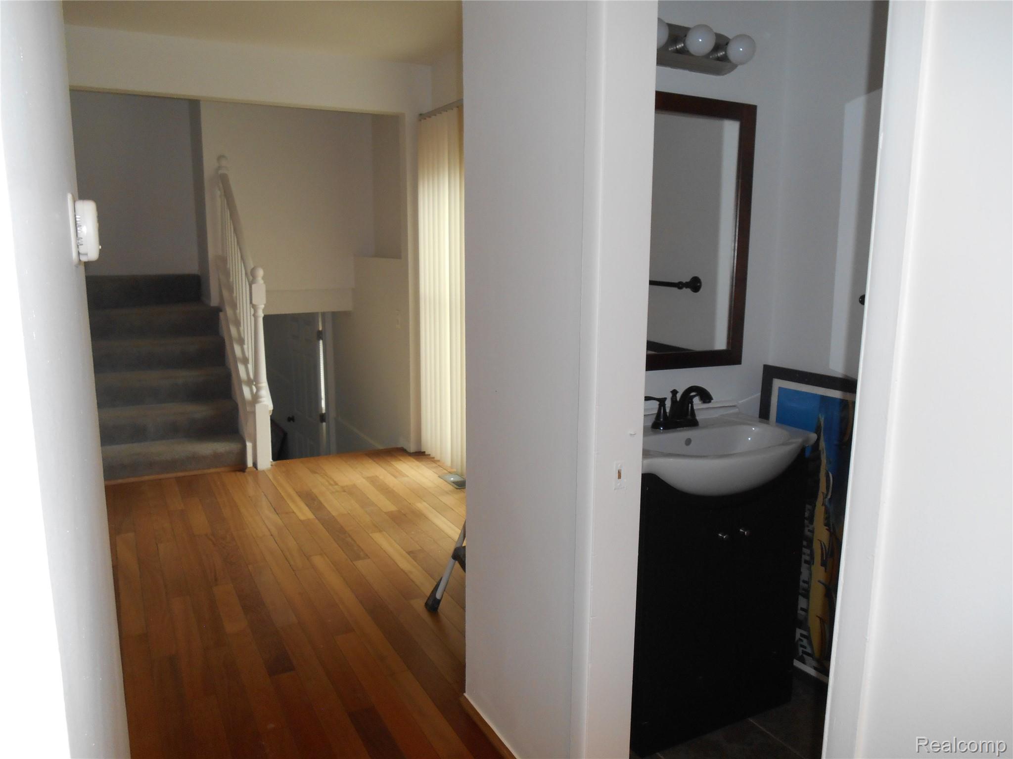 1440 W ELMWOOD Avenue