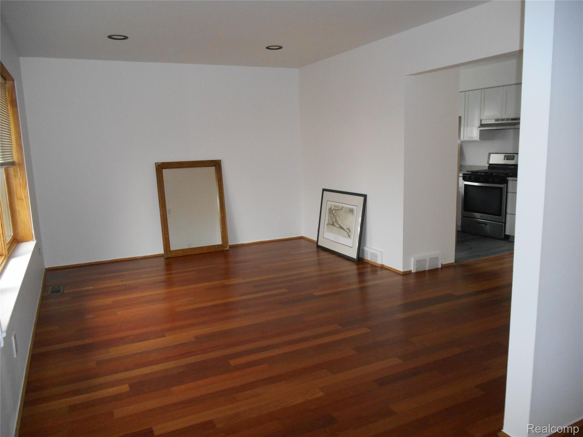 1440 W ELMWOOD Avenue