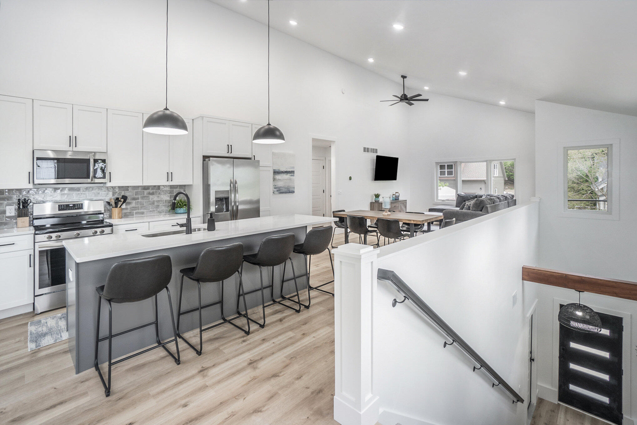 3220 Lakeshore Drive
