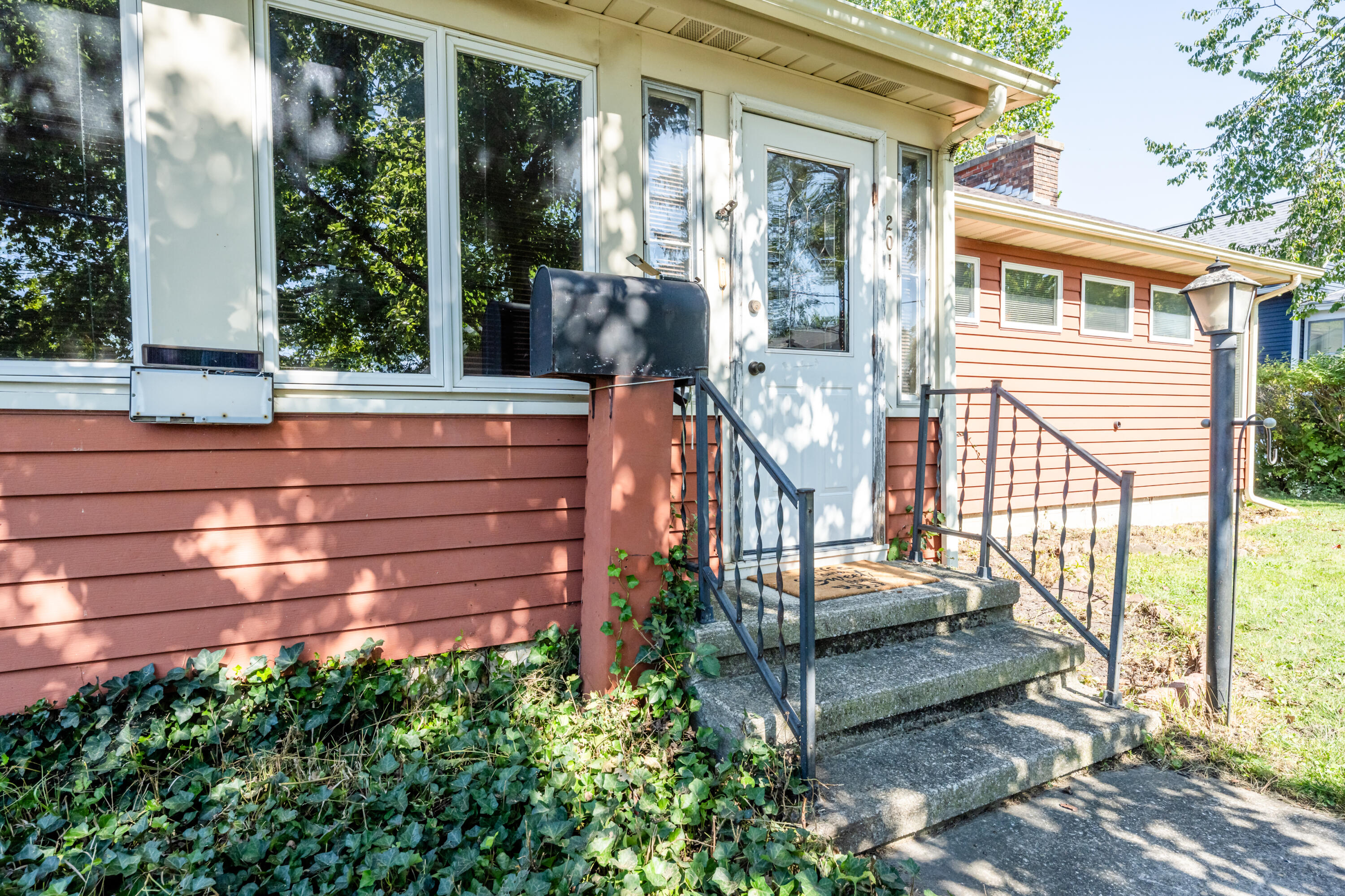 201 Sycamore Street E