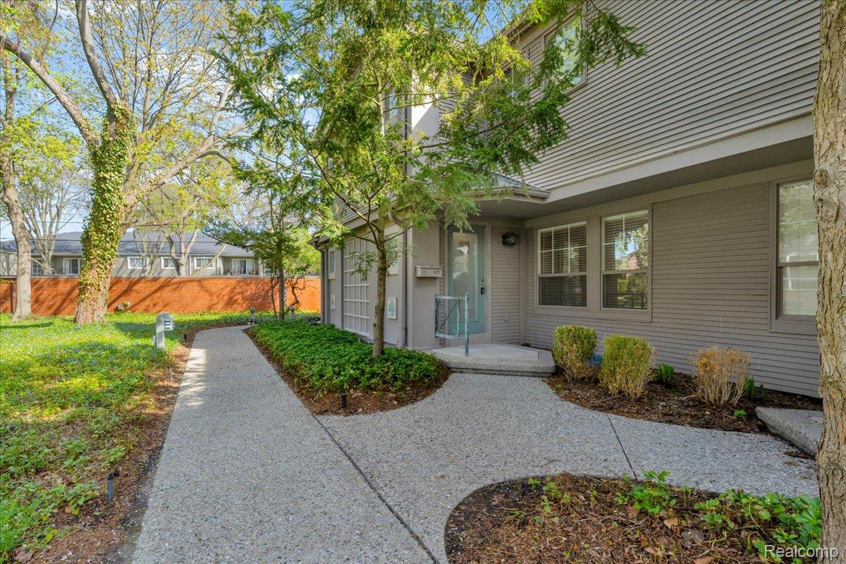 1075 N OLD WOODWARD Avenue