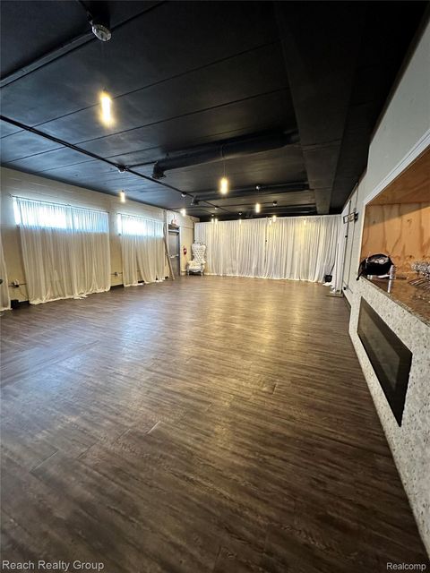 21562 Schoolcraft Detroit City MI 48223