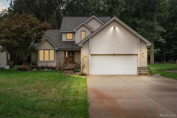 9533 CHAUMONT DR, COMMERCE TOWNSHIP, MI 48382 - Image e65df3a6b70ce41ccb8d330dc114158f/4239780155