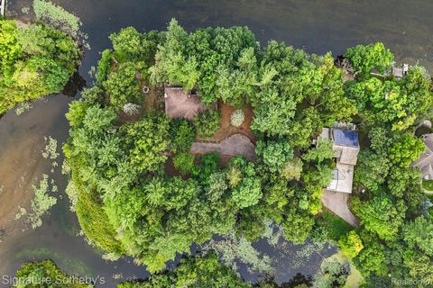 Photo of 1035 Nakomis Trail, Lake Orion Village, MI 48362 (MLS # 20251021410)
