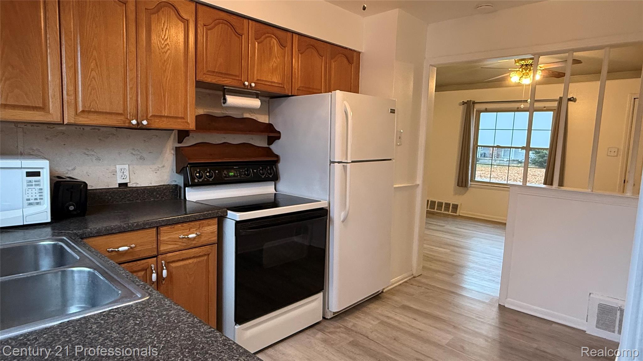 1403 E Maxlow Avenue