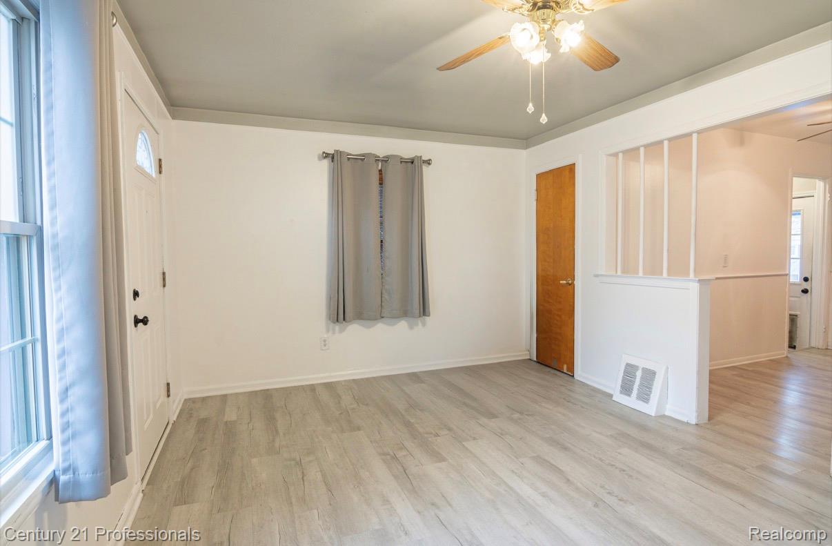 1403 E Maxlow Avenue