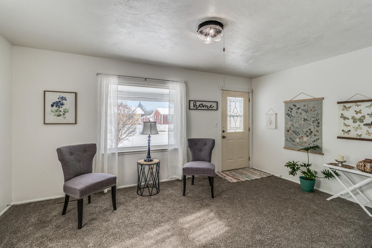 18 Woodlawn Avenue N