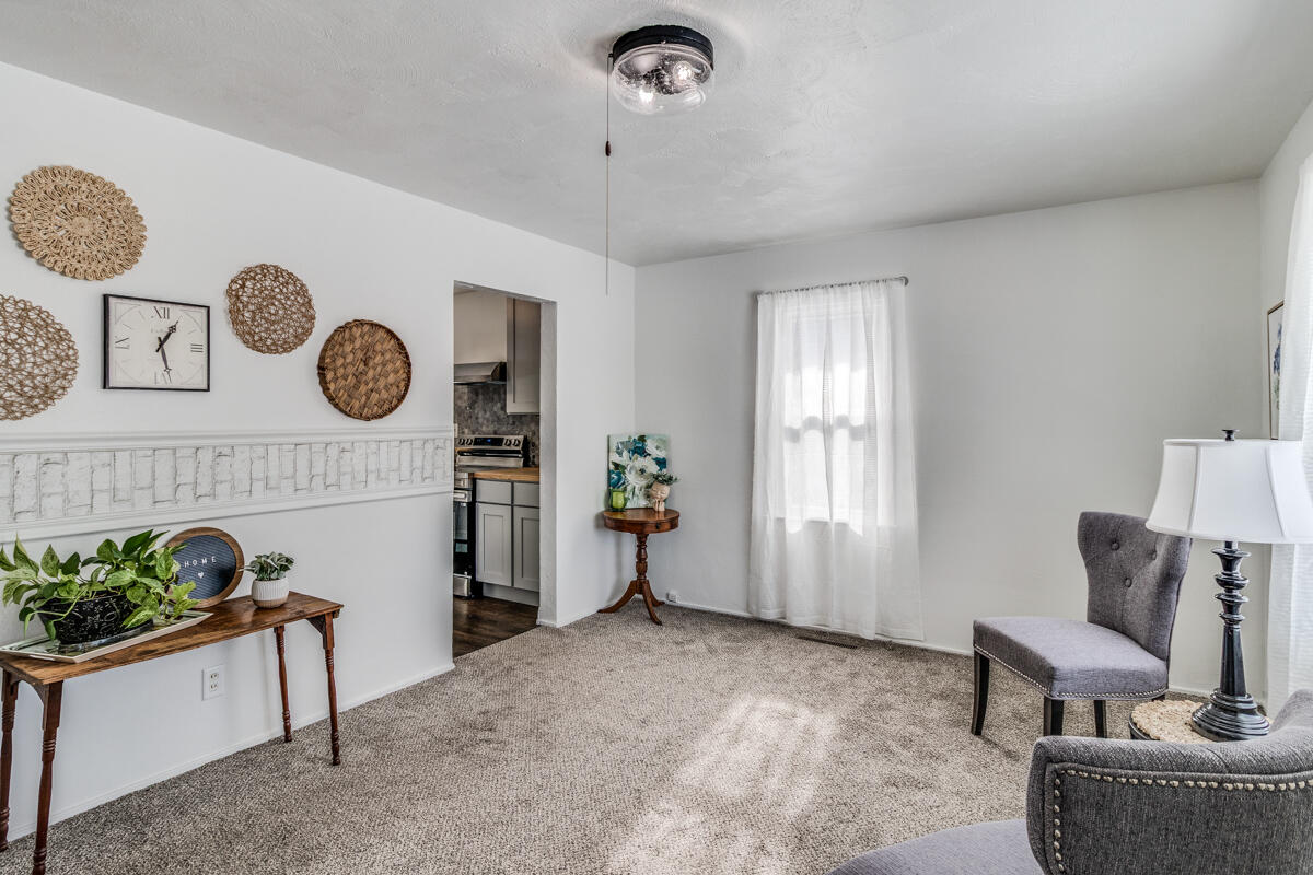 18 Woodlawn Avenue N