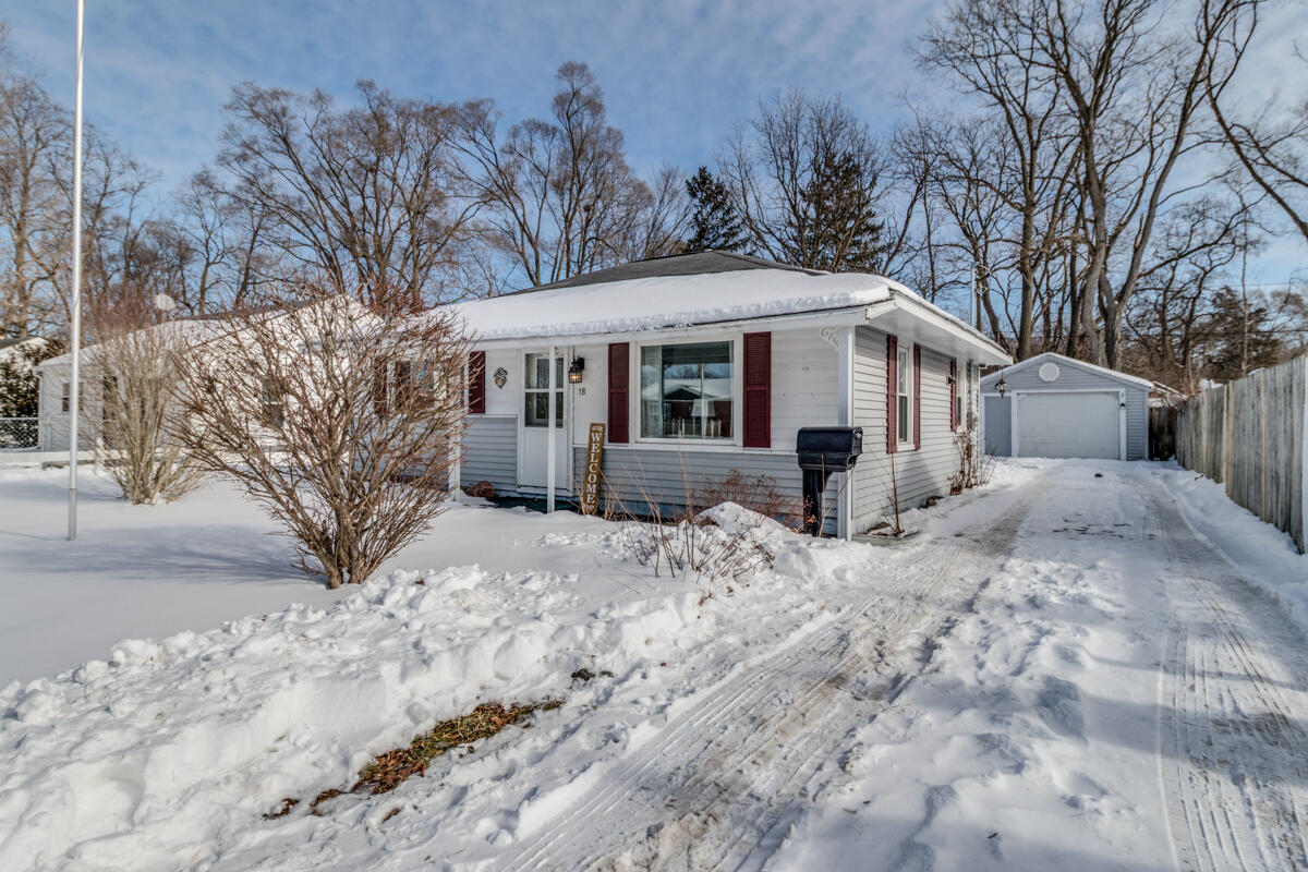 18 Woodlawn Avenue N