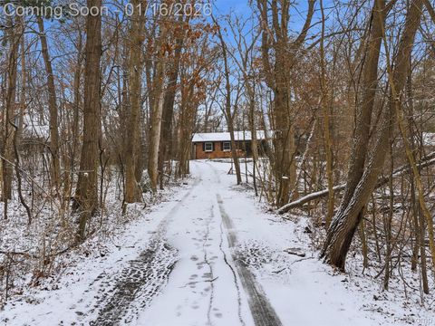 Tiny photo for 3227 Cairncross Drive, Oakland Charter Township, MI 48363 (MLS # 20261002325)