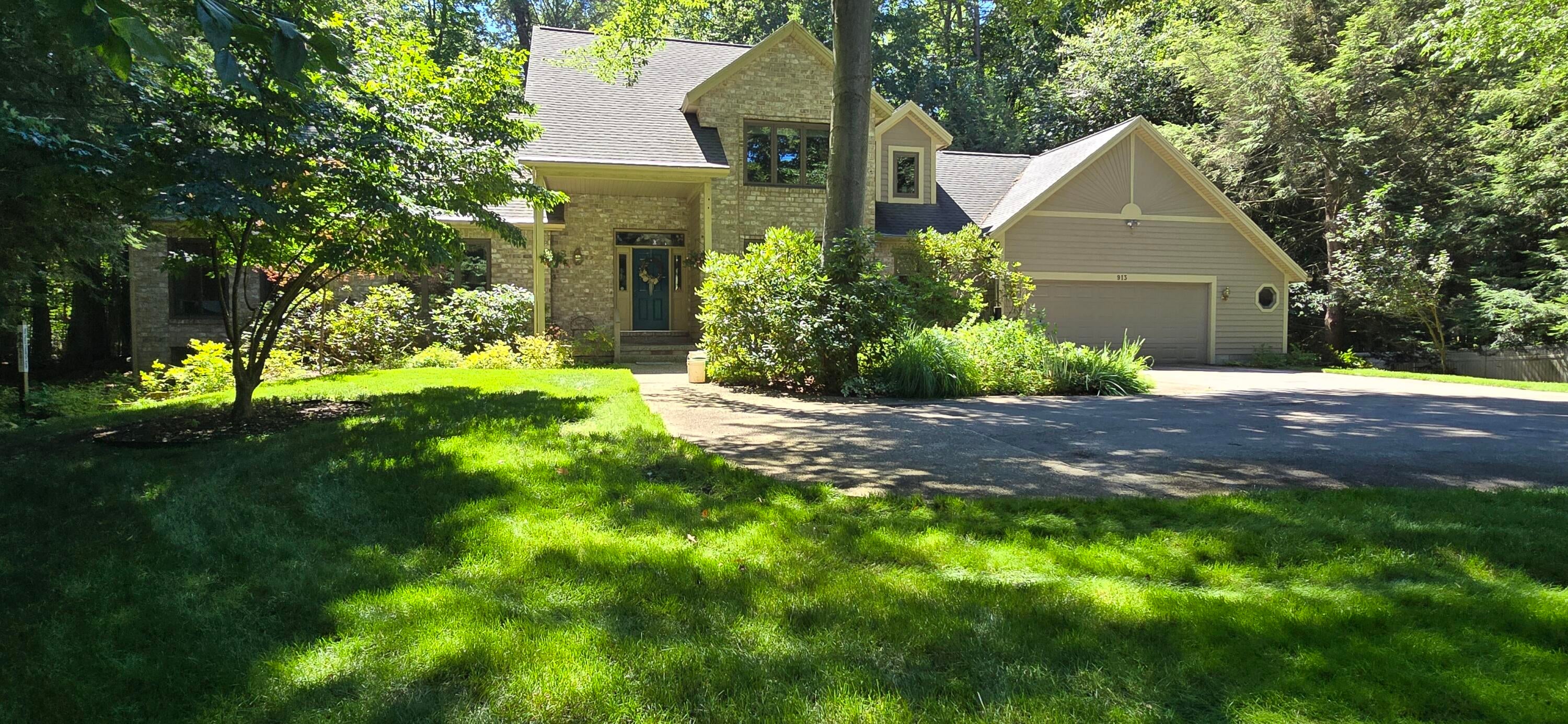 913 W Wellington Court