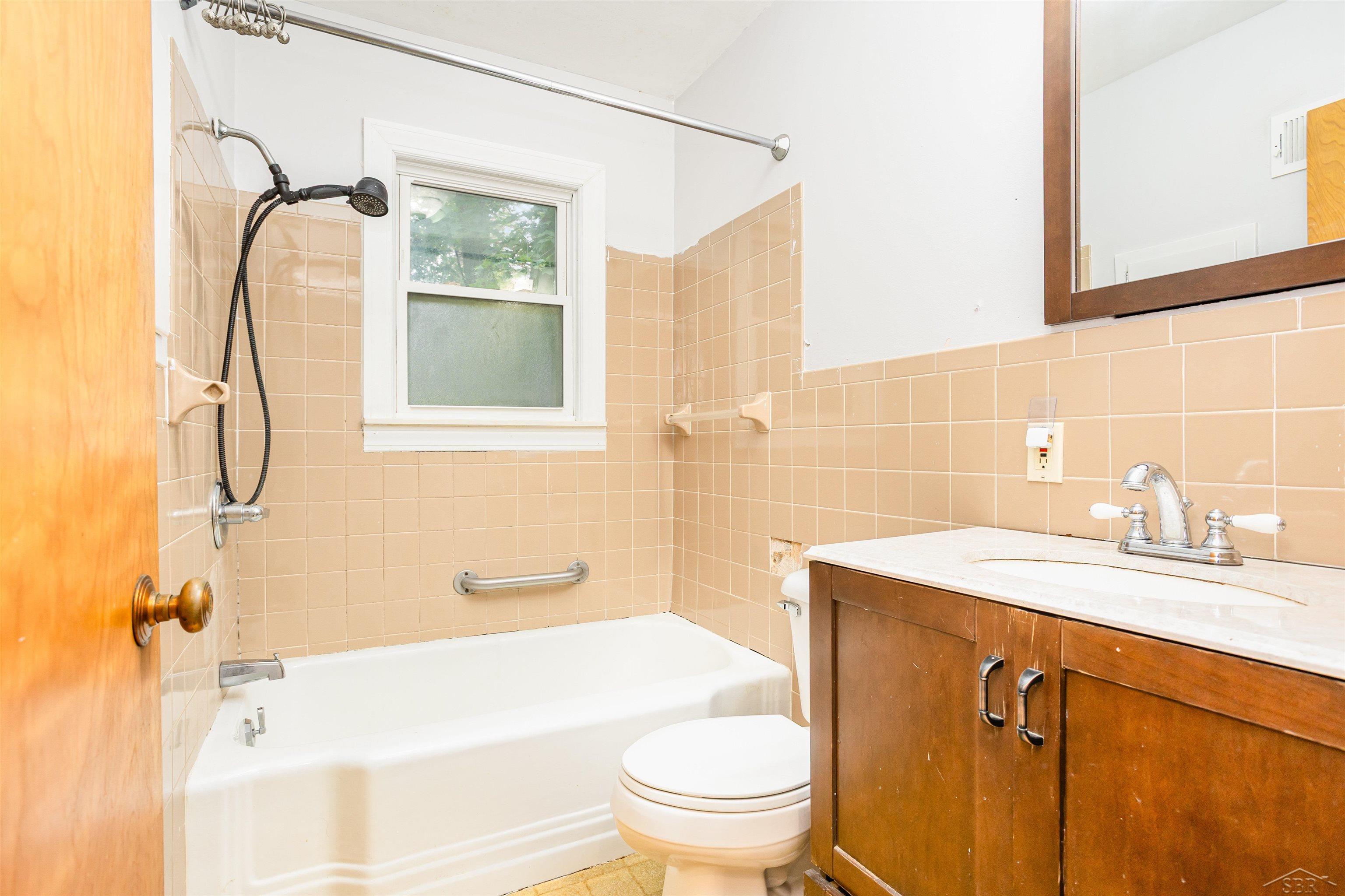 Saginaw City, Michigan 48602, United States, 3 Bedrooms Bedrooms, ,1 BathroomBathrooms,Residential,Active,227860