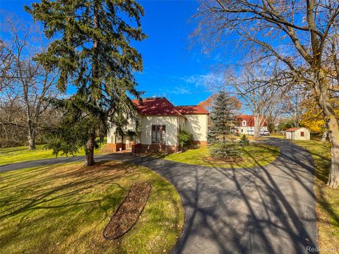 5044 Charing Cross Road Bloomfield Charter Township MI 48304