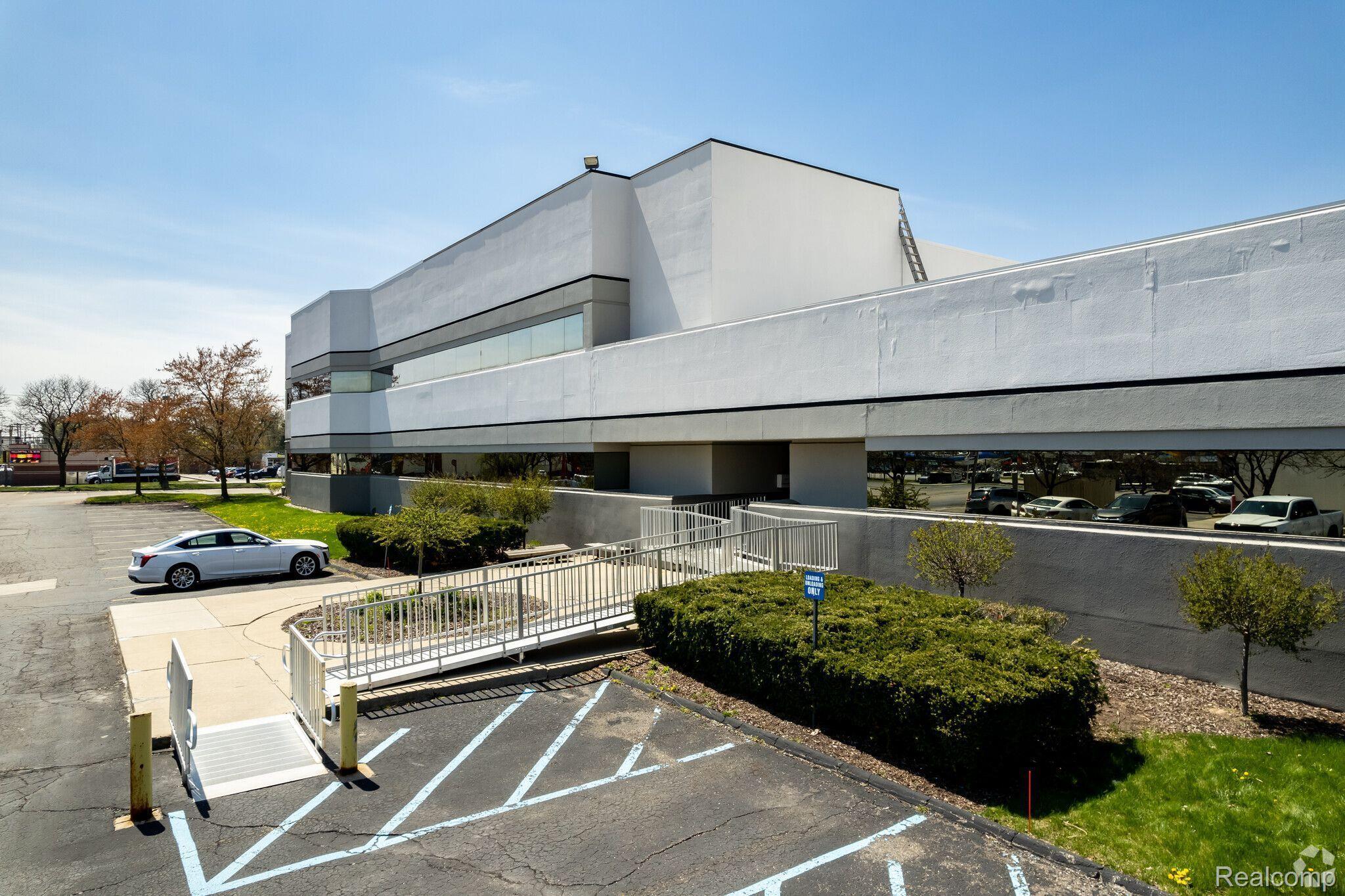 31500 W 13 MILE Road 102