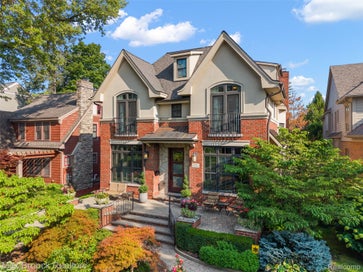 698 Hanna Street Birmingham City MI 48009