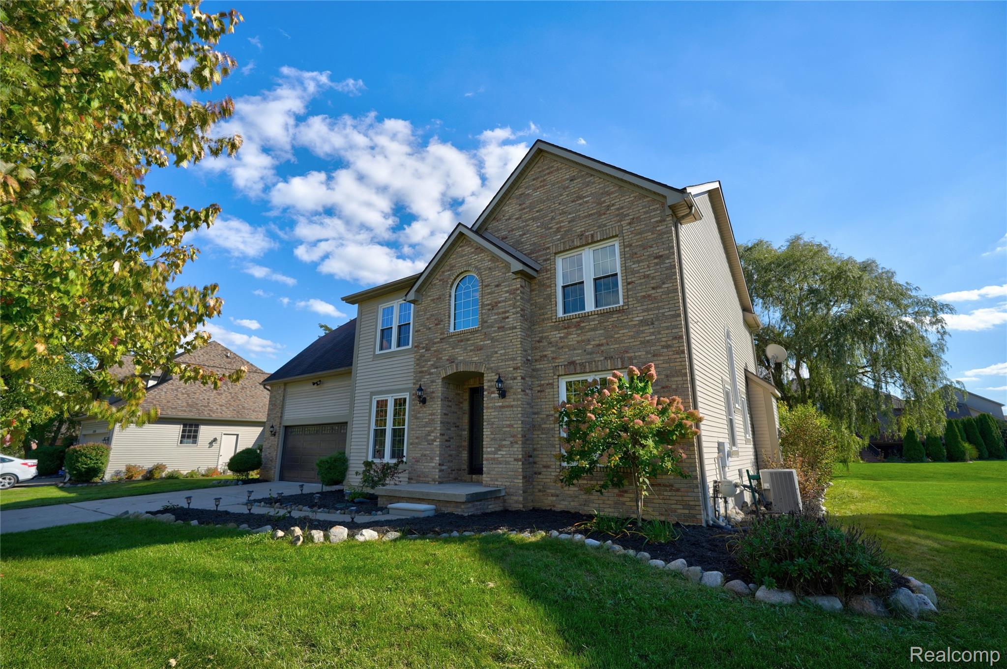 8251 N Port