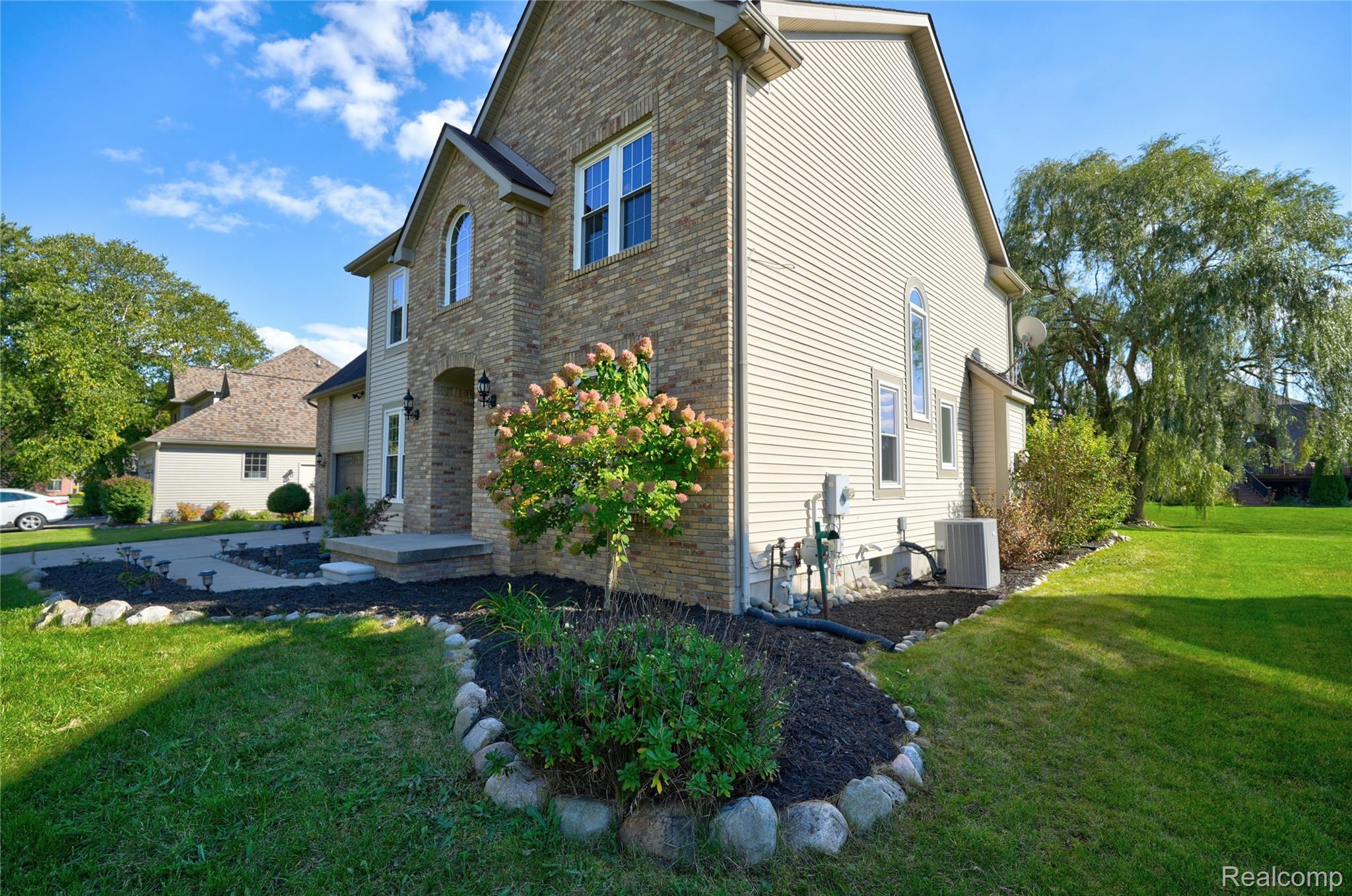 8251 N Port