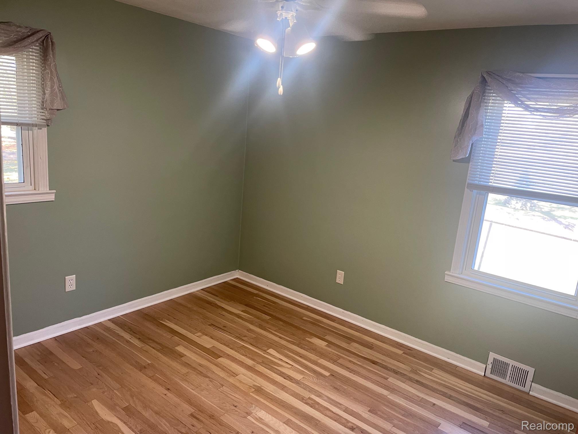 Waterford Charter Township, Michigan 48329, United States, 2 Bedrooms Bedrooms, ,2 BathroomsBathrooms,Residential,Active,230524