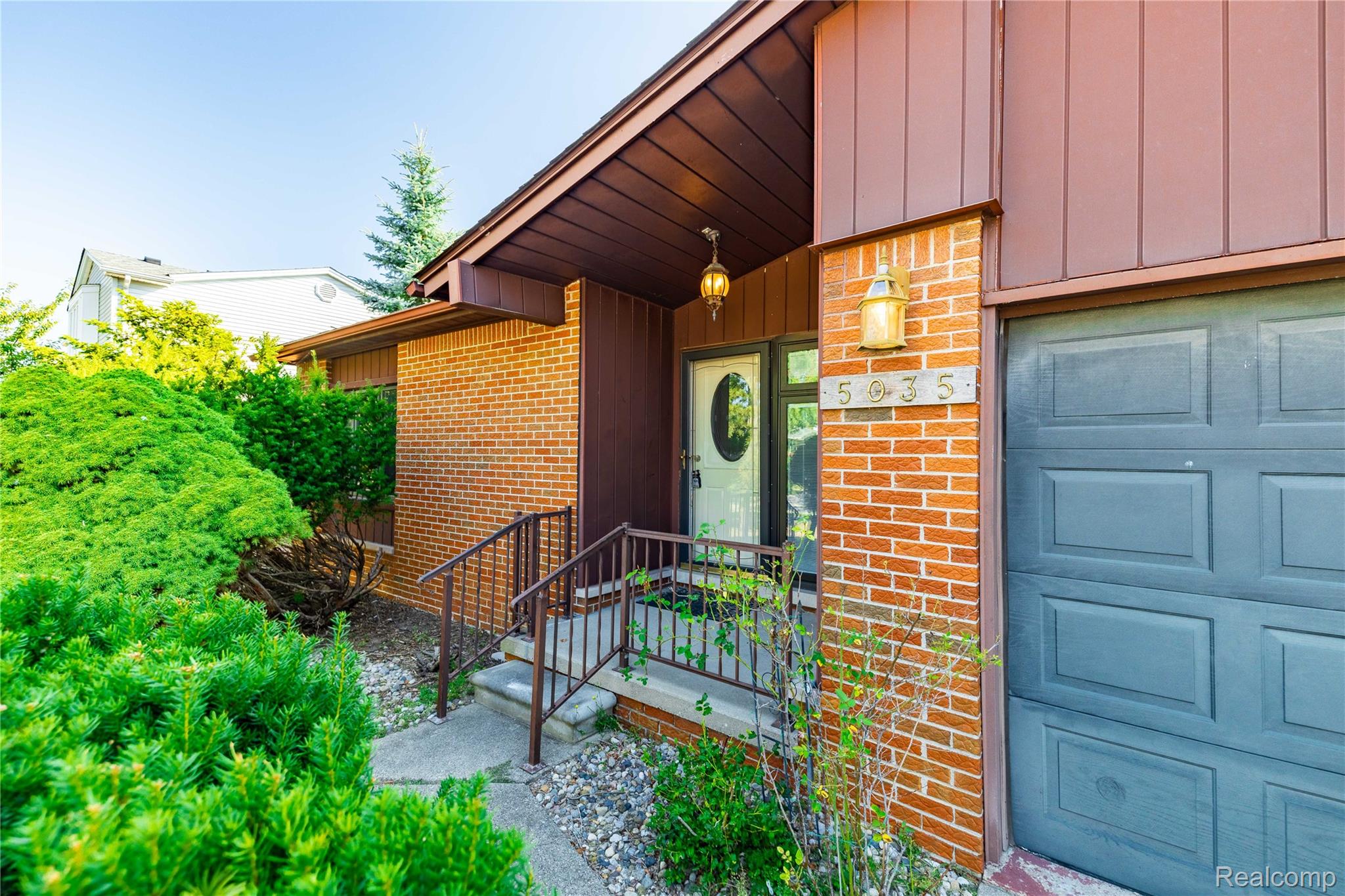 5035 Hillcrest Court