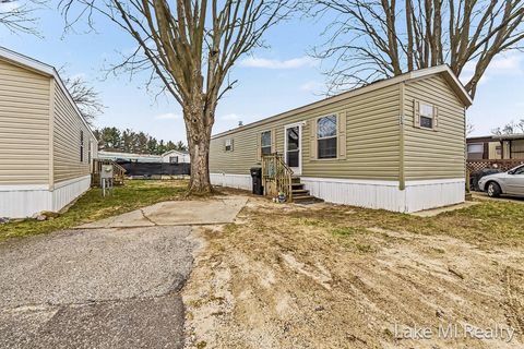 Photo of 224 S Kenbrook Street SE, Grand Rapids City, MI 49548 (MLS # 65026012297)