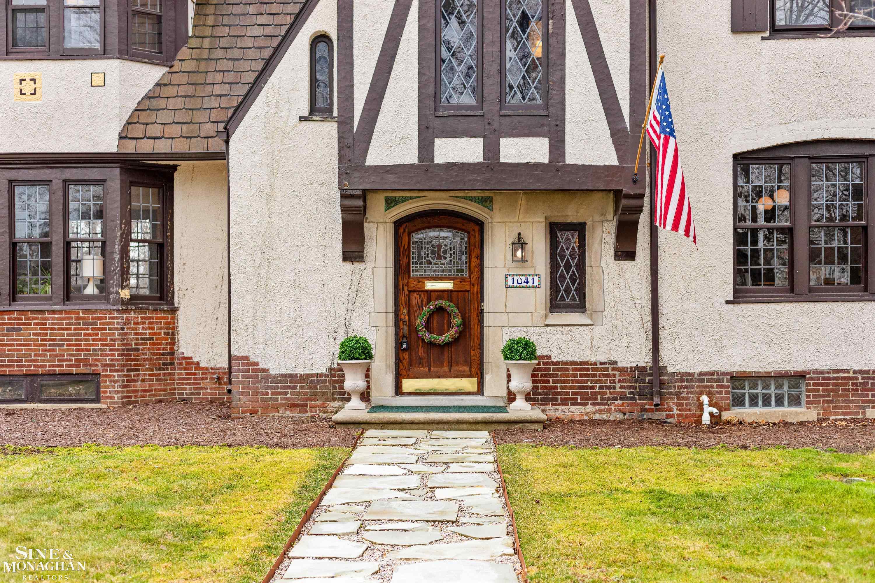 1041 Lochmoor Boulevard