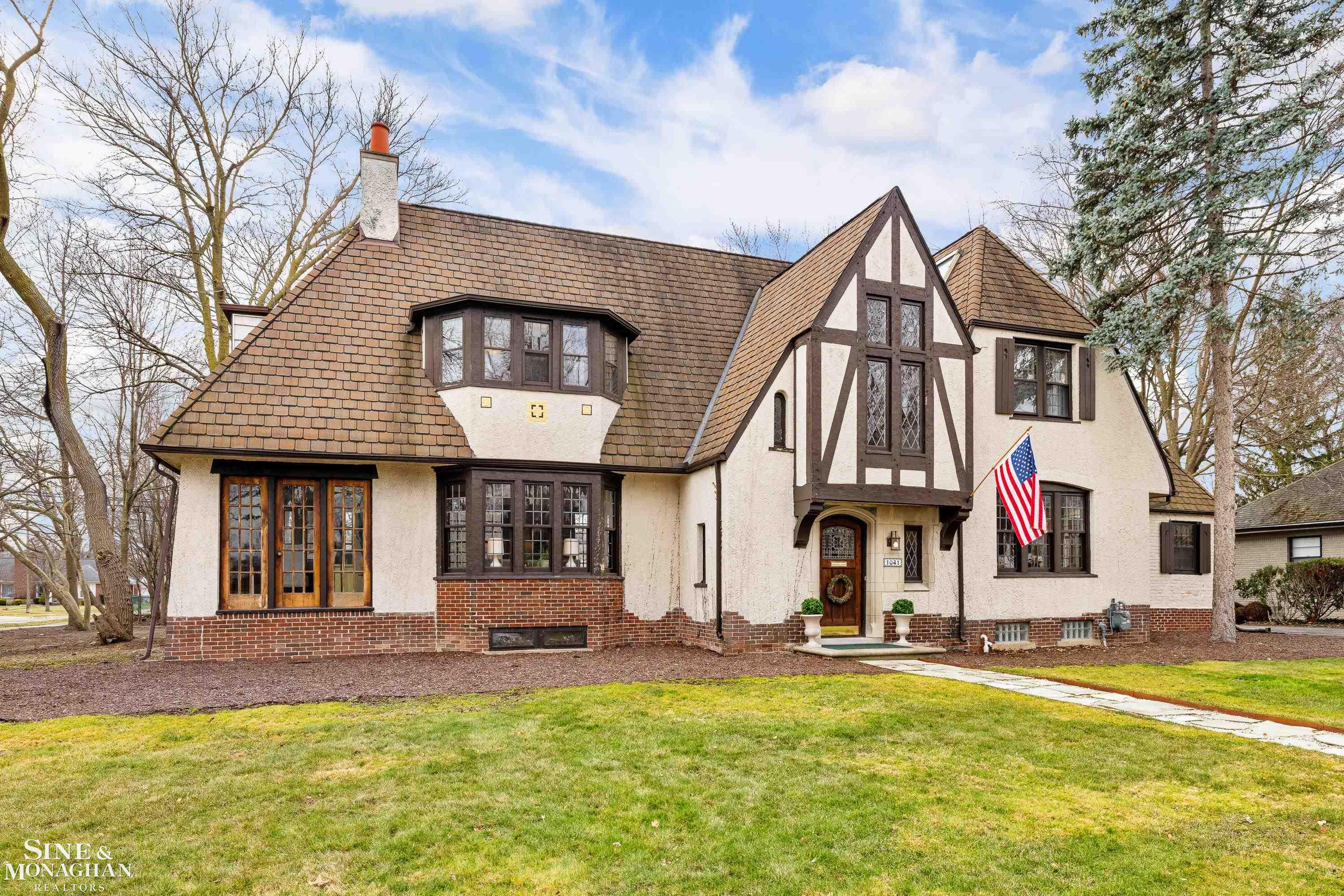 1041 Lochmoor Boulevard